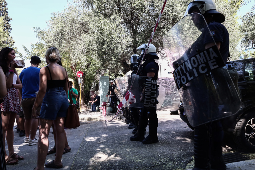 Πατήσια: Επεισόδιο συγκεντρωμένων με την Αστυνομία κατά τη διάρκεια έξωσης λόγω κοινοχρήστων