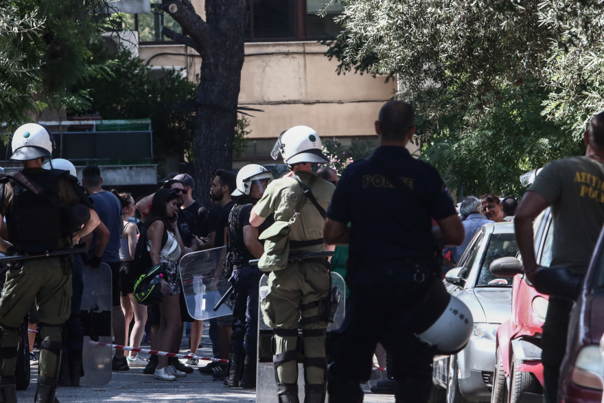 Πατήσια: Επεισόδιο συγκεντρωμένων με την Αστυνομία κατά τη διάρκεια έξωσης λόγω κοινοχρήστων