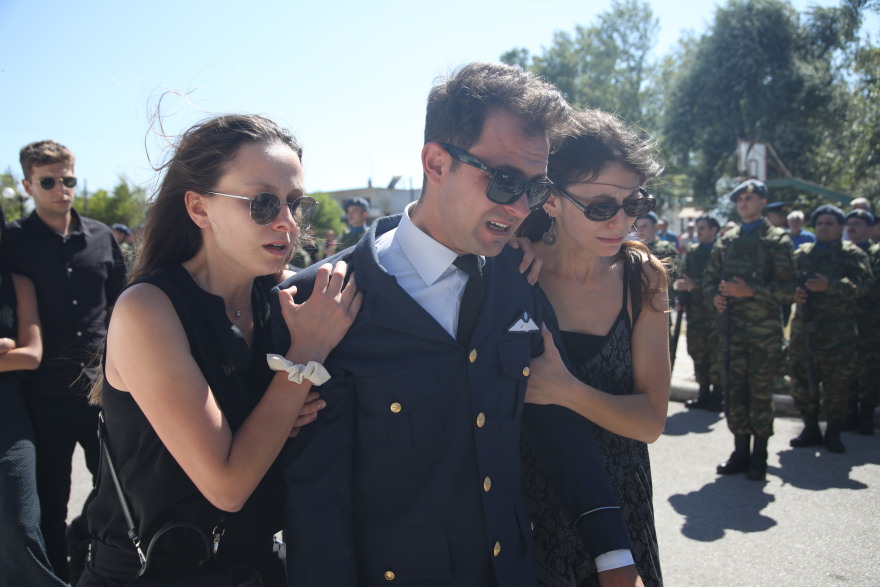 Το τελευταίο αντίο στον ήρωα Περικλή Στεφανίδη που σκοτώθηκε στην πτώση του Canadair - Παρών ο πρωθυπουργός