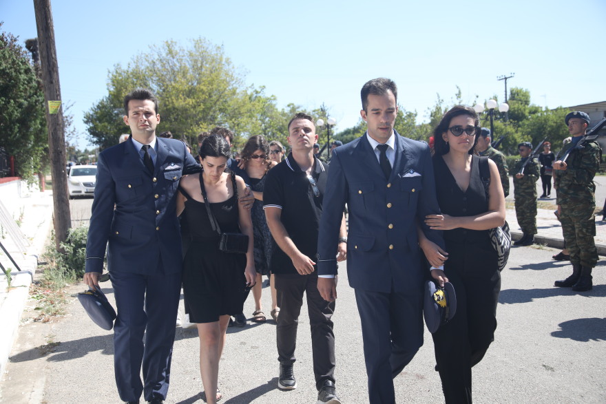 Το τελευταίο αντίο στον ήρωα Περικλή Στεφανίδη που σκοτώθηκε στην πτώση του Canadair - Παρών ο πρωθυπουργός