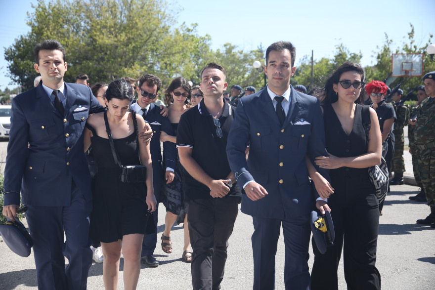 Το τελευταίο αντίο στον ήρωα Περικλή Στεφανίδη που σκοτώθηκε στην πτώση του Canadair - Παρών ο πρωθυπουργός