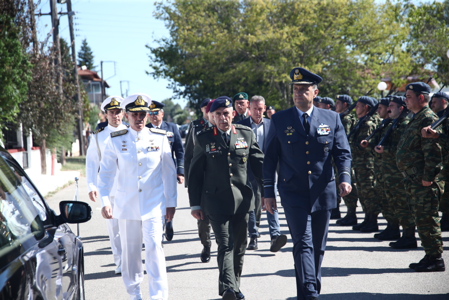 Το τελευταίο αντίο στον ήρωα Περικλή Στεφανίδη που σκοτώθηκε στην πτώση του Canadair - Παρών ο πρωθυπουργός