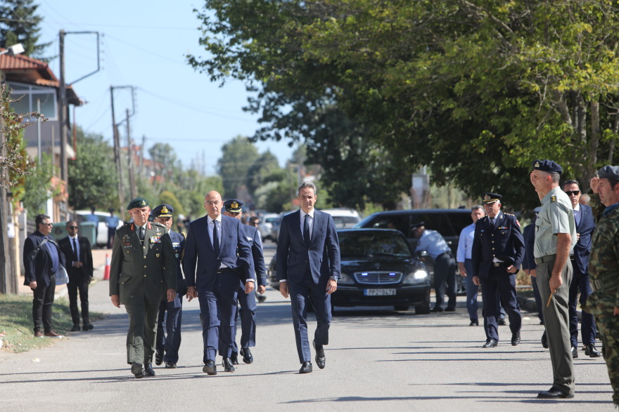 Το τελευταίο αντίο στον ήρωα Περικλή Στεφανίδη που σκοτώθηκε στην πτώση του Canadair - Παρών ο πρωθυπουργός