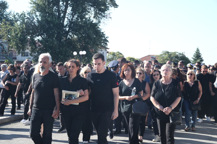 Το τελευταίο αντίο στον ήρωα Περικλή Στεφανίδη που σκοτώθηκε στην πτώση του Canadair - Παρών ο πρωθυπουργός