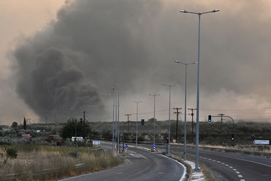 Νέα Αγχίαλος: Η στιγμή που το ωστικό κύμα από τις εκρήξεις στην αποθήκη πυρομαχικών «χτυπά» τζαμαρίες καταστημάτων