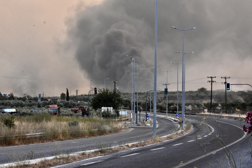 Νέα Αγχίαλος: Η στιγμή που το ωστικό κύμα από τις εκρήξεις στην αποθήκη πυρομαχικών «χτυπά» τζαμαρίες καταστημάτων
