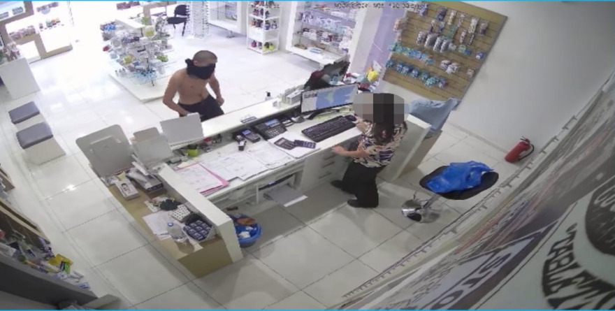 Τρόμος στη Βούλα: Ημίγυμνος ληστής με την απειλή μαχαιριού αρπάζει την είσπραξη από φαρμακείο (φωτογραφία)