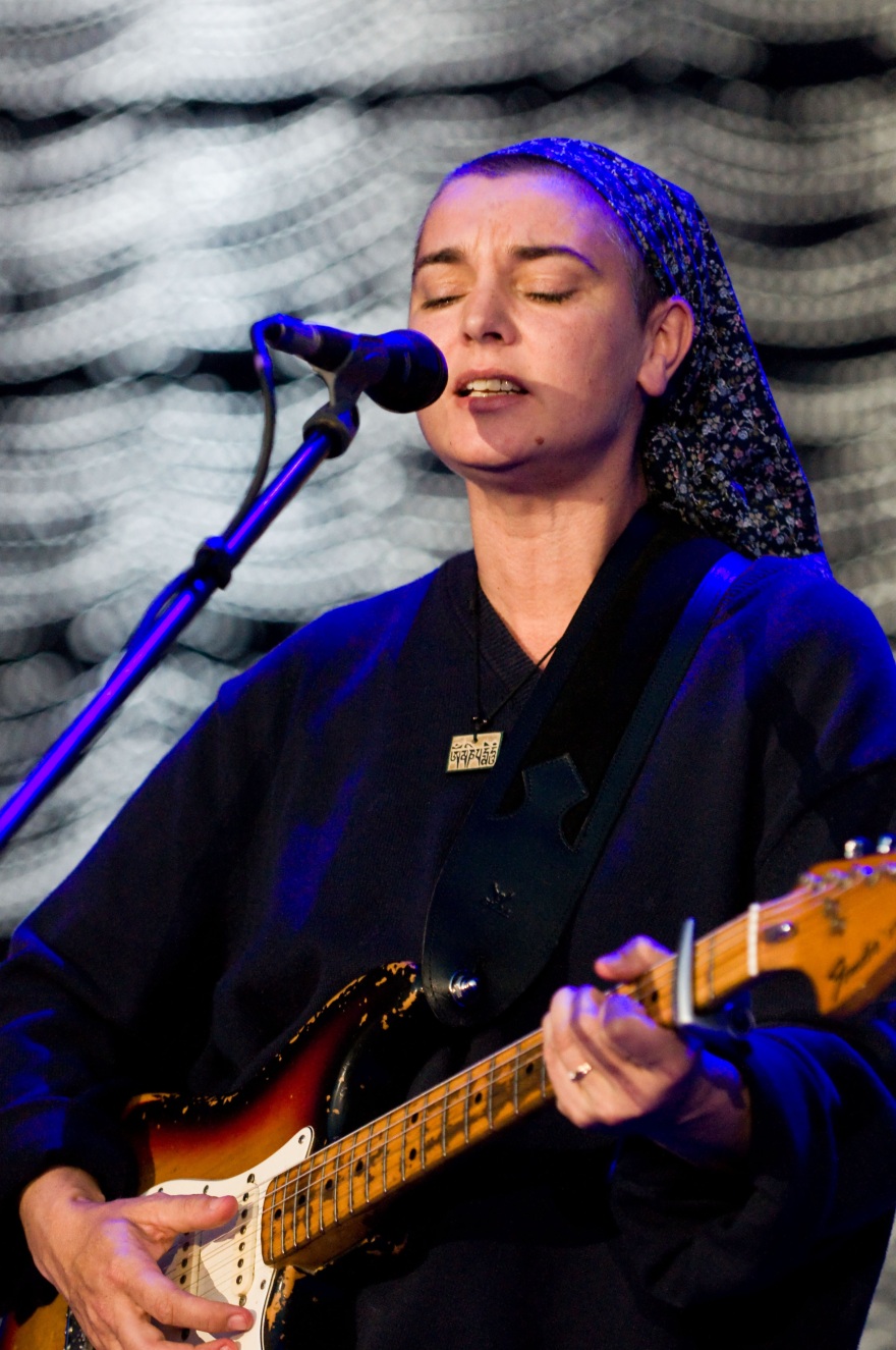 Η ιστορία πίσω από το ξυρισμένο κεφάλι της Σινέντ Ο’ Κόνορ: «Δεν ήθελα να είμαι όμορφη, δεν ήθελα να με βιάσουν»