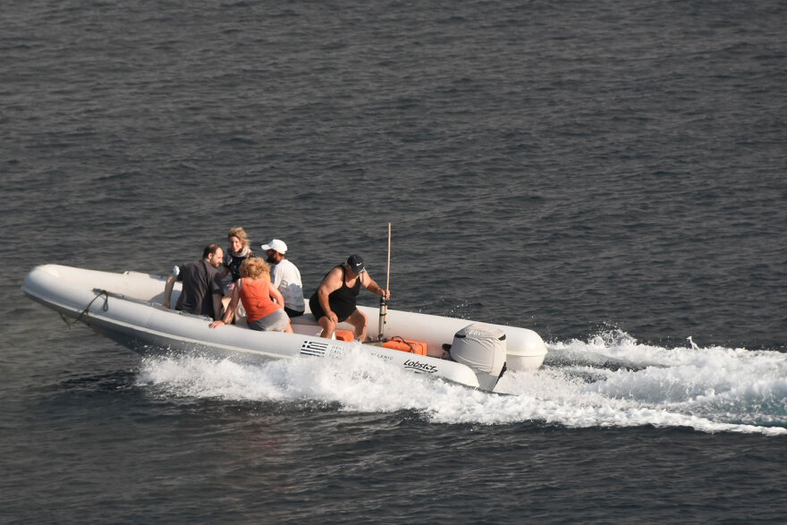 Φωτιά στη Μαγνησία - Νέα Αγχίαλος: Ζώνη απαγόρευσης κυκλοφορίας τρία χιλιόμετρα από το σημείο των εκρήξεων με μήνυμα του 112