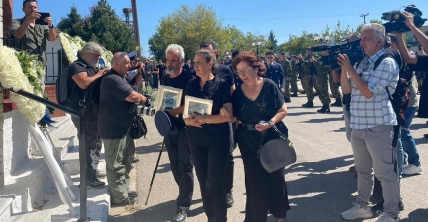 Το τελευταίο αντίο στον ήρωα Περικλή Στεφανίδη που σκοτώθηκε στην πτώση του Canadair - Παρών ο πρωθυπουργός