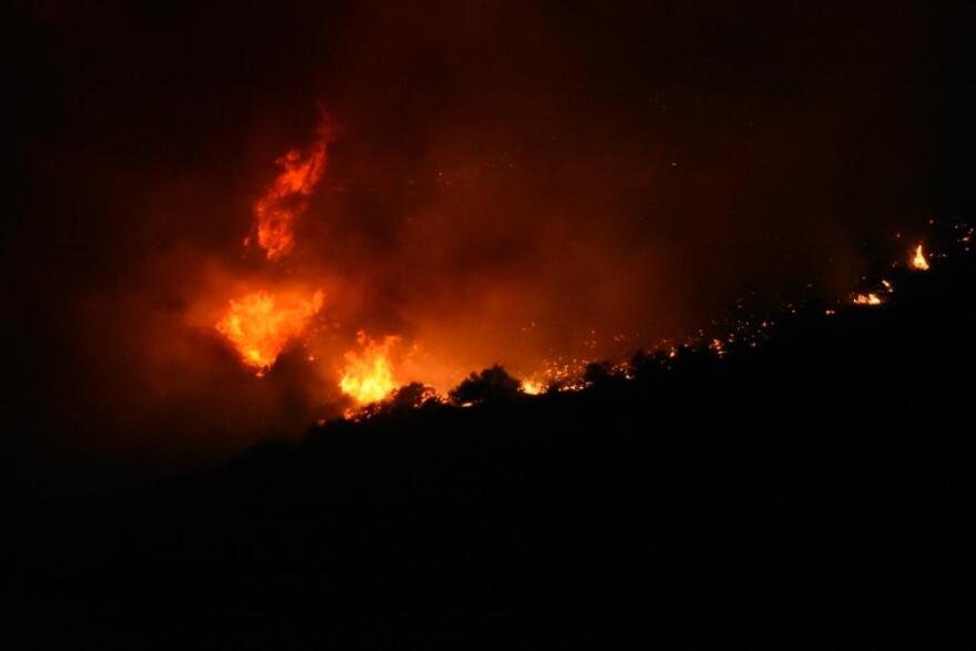 Φωτιές: Δύο νεκροί στη Μαγνησία - Μάχη με τις αναζωπυρώσεις σε Ρόδο, Φθιώτιδα, Κάρυστο