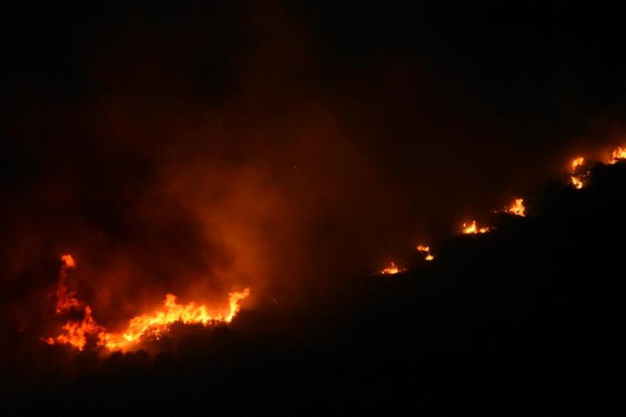 Φωτιές: Δύο νεκροί στη Μαγνησία - Μάχη με τις αναζωπυρώσεις σε Ρόδο, Φθιώτιδα, Κάρυστο