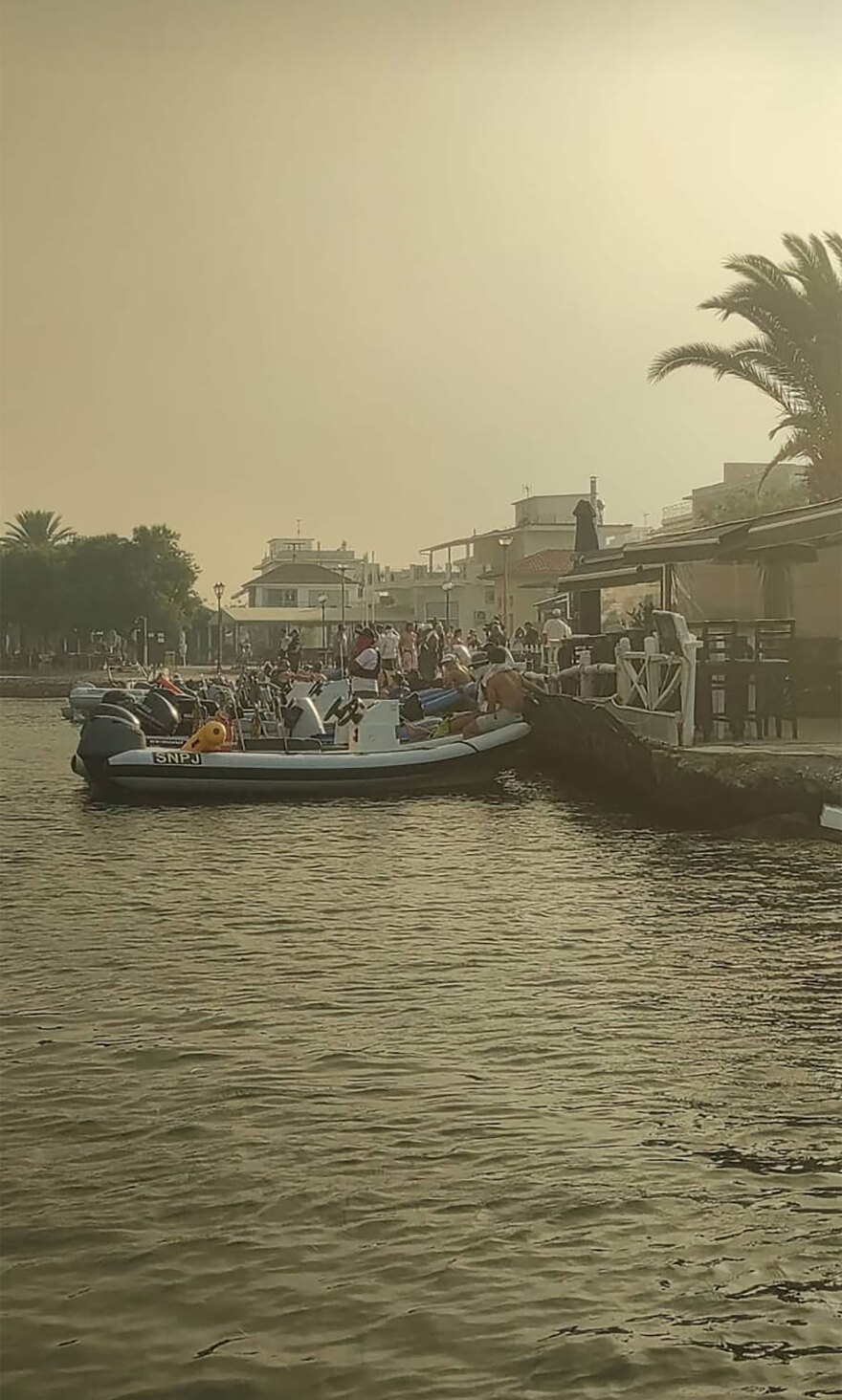 Φωτιά στη Μαγνησία - Νέα Αγχίαλος: Ζώνη απαγόρευσης κυκλοφορίας τρία χιλιόμετρα από το σημείο των εκρήξεων με μήνυμα του 112