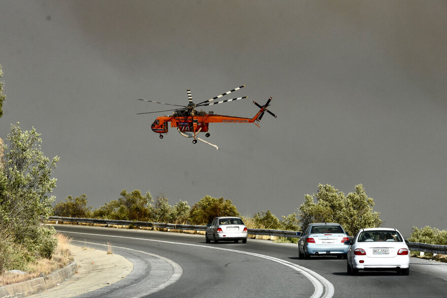 Φωτιά στη Μαγνησία - Νέα Αγχίαλος: Ζώνη απαγόρευσης κυκλοφορίας τρία χιλιόμετρα από το σημείο των εκρήξεων με μήνυμα του 112
