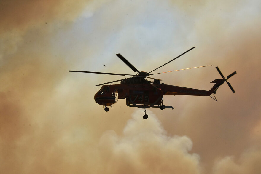 Φωτιά στη Μαγνησία - Νέα Αγχίαλος: Ζώνη απαγόρευσης κυκλοφορίας τρία χιλιόμετρα από το σημείο των εκρήξεων με μήνυμα του 112