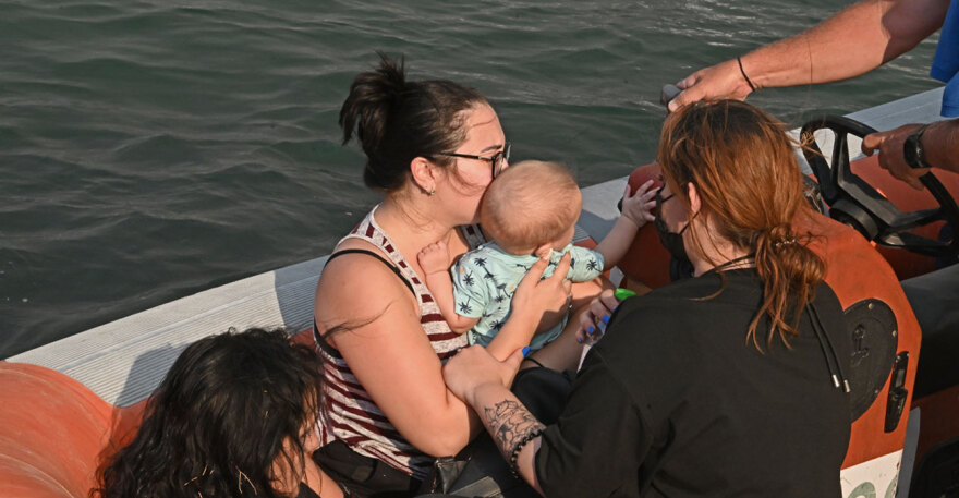 Νέα Αγχίαλος: Η στιγμή που το ωστικό κύμα από τις εκρήξεις στην αποθήκη πυρομαχικών «χτυπά» τζαμαρίες καταστημάτων