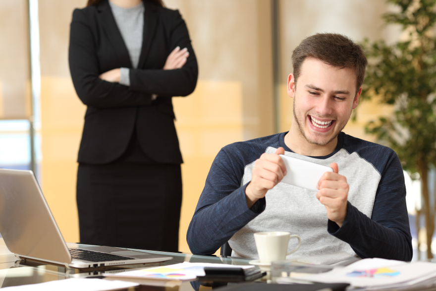 Πώς να χρησιμοποιούμε το τηλέφωνό μας χωρίς να εκνευρίζουμε τους γύρω μας; - 8 κρίσιμοι κανόνες χρήσης των smartphones