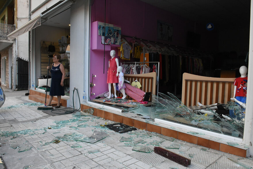 Νέα Αγχίαλος: Η στιγμή που το ωστικό κύμα από τις εκρήξεις στην αποθήκη πυρομαχικών «χτυπά» τζαμαρίες καταστημάτων