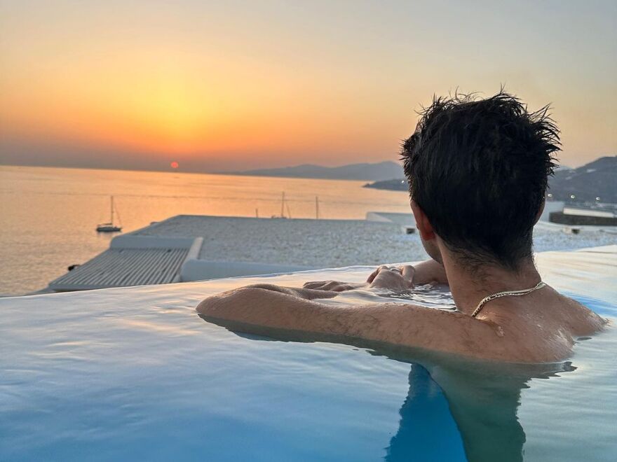 Τζέσι Τάιλερ Φέργκιουσον: Με τον σύζυγό του στη Μύκονο 