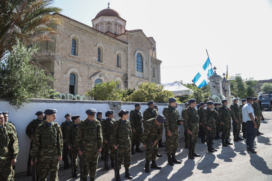 Πτώση Canadair: Το τελευταίο «αντίο» στον Χρήστο Μουλά - Τυλιγμένο με την ελληνική σημαία το φέρετρο (βίντεο και φωτογραφίες)