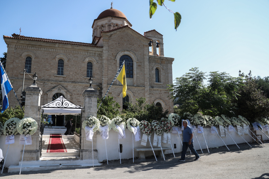 Πτώση Canadair: Το τελευταίο «αντίο» στον Χρήστο Μουλά - Τυλιγμένο με την ελληνική σημαία το φέρετρο (βίντεο και φωτογραφίες)