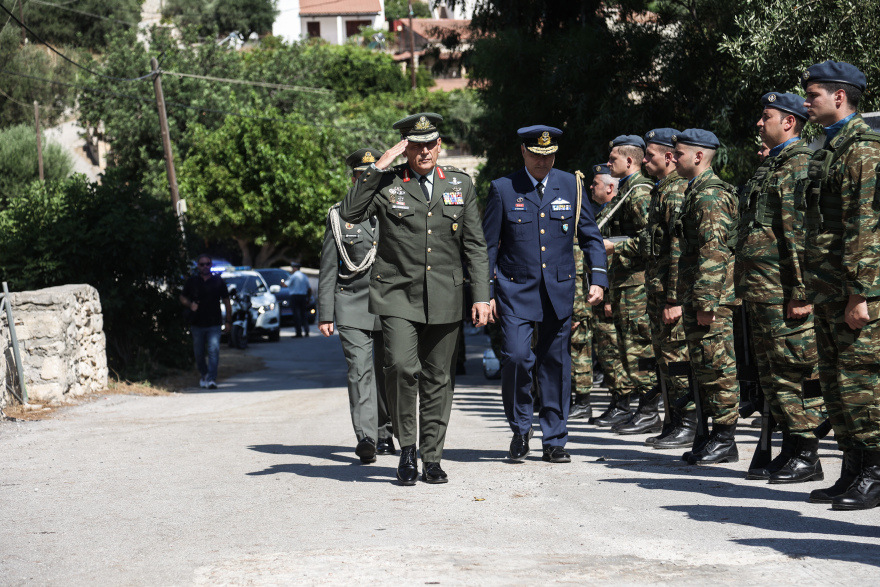 Πτώση Canadair: Το τελευταίο «αντίο» στον Χρήστο Μουλά - Τυλιγμένο με την ελληνική σημαία το φέρετρο (βίντεο και φωτογραφίες)