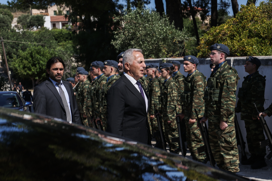 Πτώση Canadair: Το τελευταίο «αντίο» στον Χρήστο Μουλά - Τυλιγμένο με την ελληνική σημαία το φέρετρο (βίντεο και φωτογραφίες)