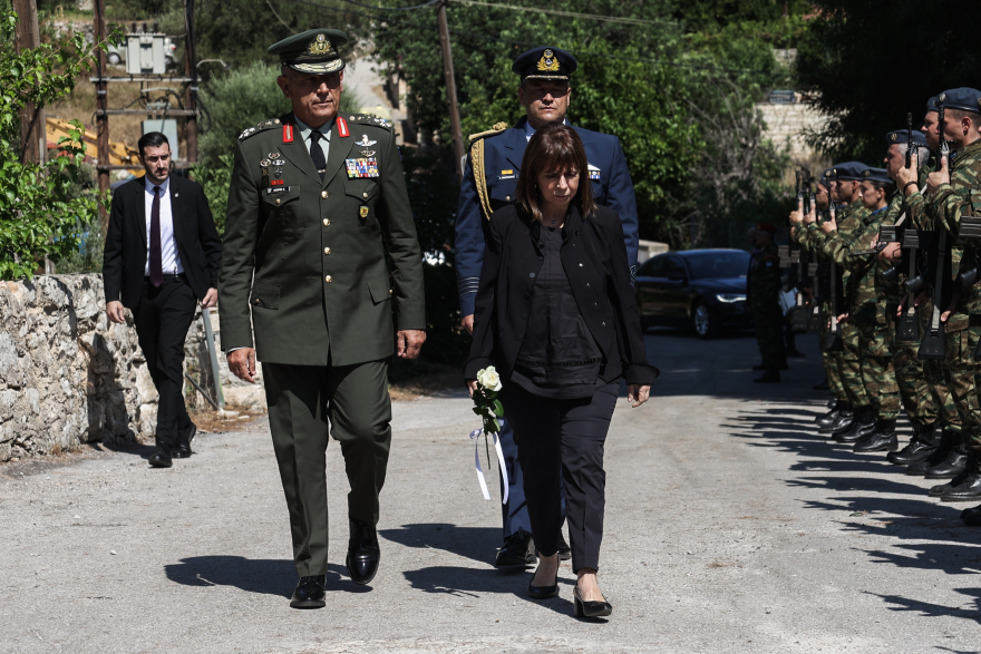 Πτώση Canadair: Το τελευταίο «αντίο» στον Χρήστο Μουλά - Τυλιγμένο με την ελληνική σημαία το φέρετρο (βίντεο και φωτογραφίες)