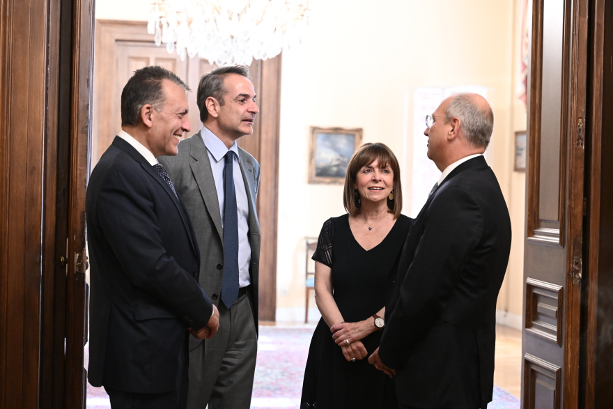 Ορκίστηκαν οι Οικονόμου και Βρούτσης στο Προεδρικό Μέγαρο