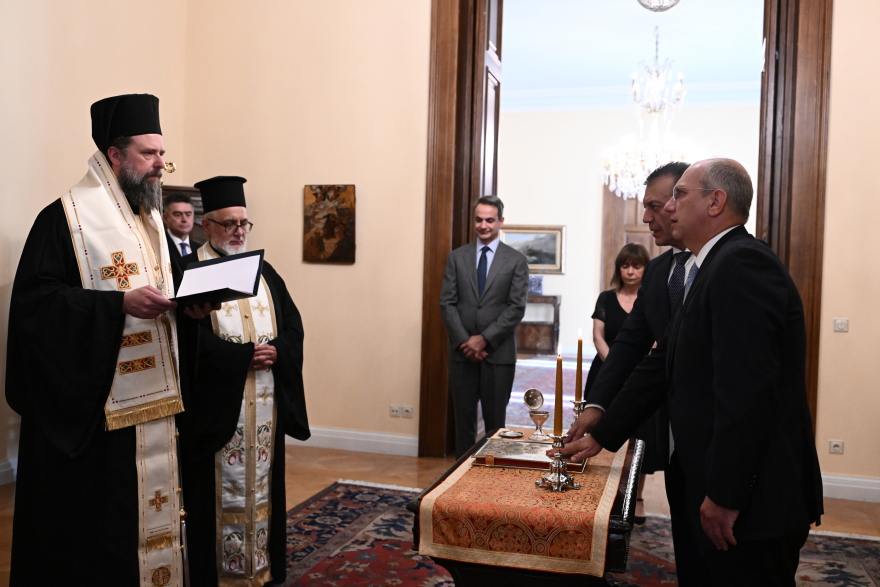 Ορκίστηκαν οι Οικονόμου και Βρούτσης στο Προεδρικό Μέγαρο