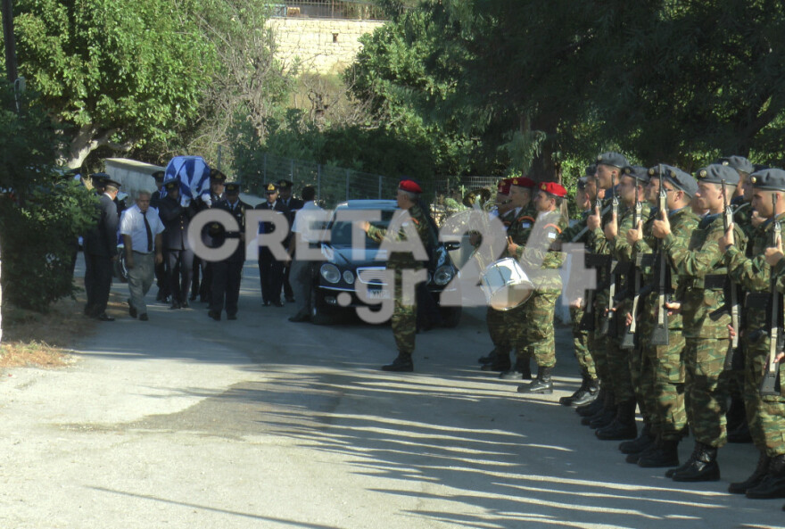 Πτώση Canadair: Το τελευταίο «αντίο» στον Χρήστο Μουλά - Τυλιγμένο με την ελληνική σημαία το φέρετρο (βίντεο και φωτογραφίες)