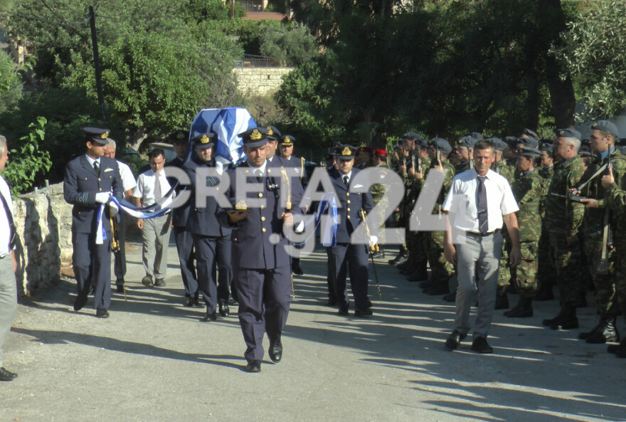 Πτώση Canadair: Το τελευταίο «αντίο» στον Χρήστο Μουλά - Τυλιγμένο με την ελληνική σημαία το φέρετρο (βίντεο και φωτογραφίες)