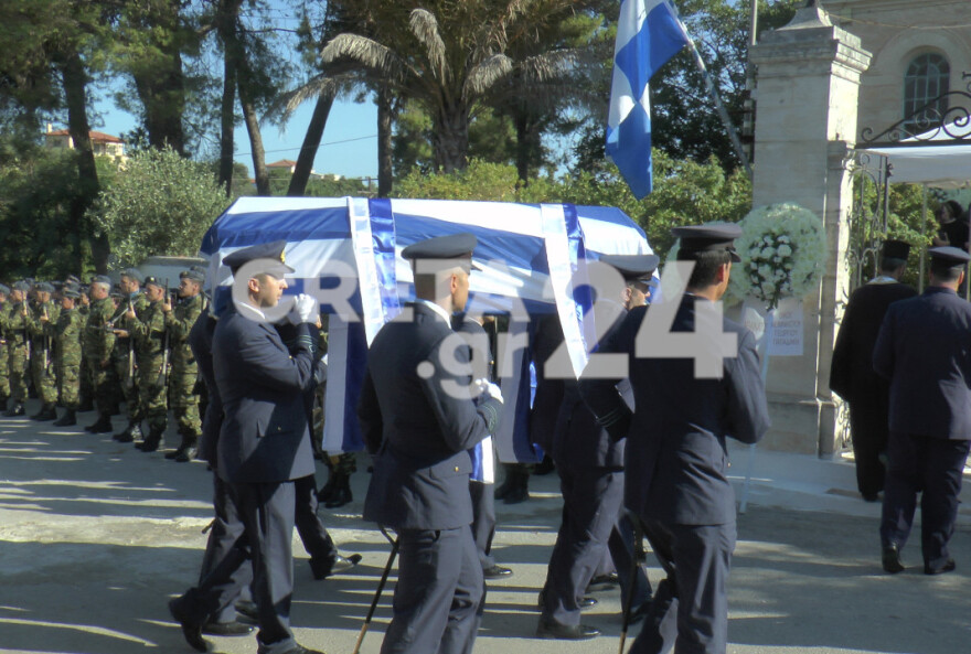 Πτώση Canadair: Το τελευταίο «αντίο» στον Χρήστο Μουλά - Τυλιγμένο με την ελληνική σημαία το φέρετρο (βίντεο και φωτογραφίες)