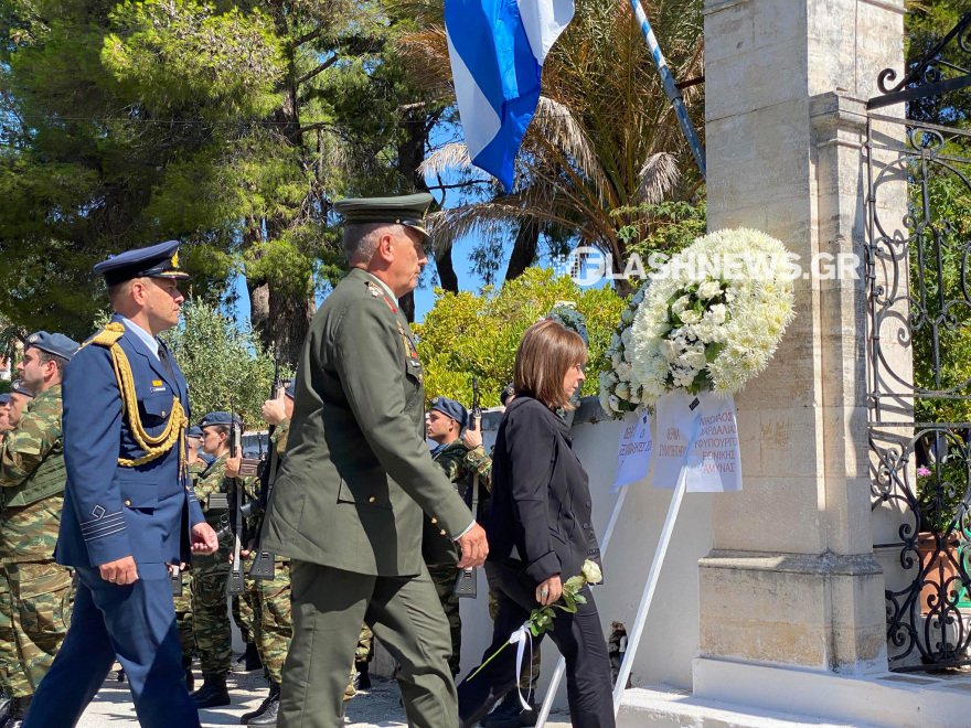 Πτώση Canadair: Το τελευταίο «αντίο» στον Χρήστο Μουλά - Τυλιγμένο με την ελληνική σημαία το φέρετρο (βίντεο και φωτογραφίες)