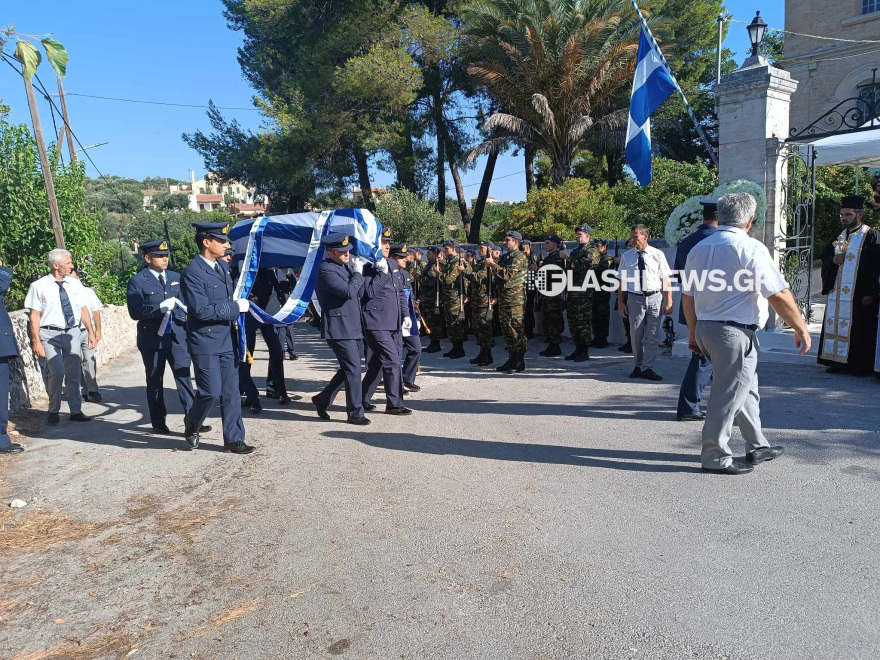 Πτώση Canadair: Το τελευταίο «αντίο» στον Χρήστο Μουλά - Τυλιγμένο με την ελληνική σημαία το φέρετρο (βίντεο και φωτογραφίες)