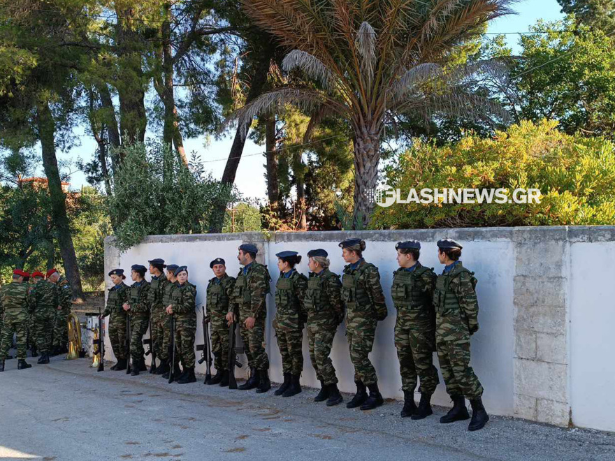 Πτώση Canadair: Το τελευταίο «αντίο» στον Χρήστο Μουλά - Τυλιγμένο με την ελληνική σημαία το φέρετρο (βίντεο και φωτογραφίες)