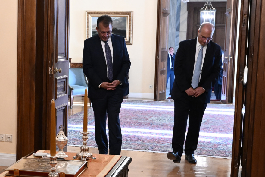 Ορκίστηκαν οι Οικονόμου και Βρούτσης στο Προεδρικό Μέγαρο