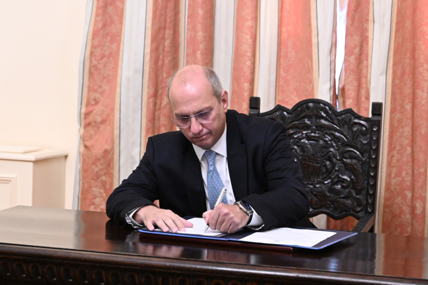 Ορκίστηκαν οι Οικονόμου και Βρούτσης στο Προεδρικό Μέγαρο