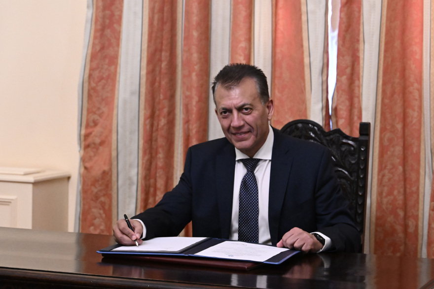 Ορκίστηκαν οι Οικονόμου και Βρούτσης στο Προεδρικό Μέγαρο