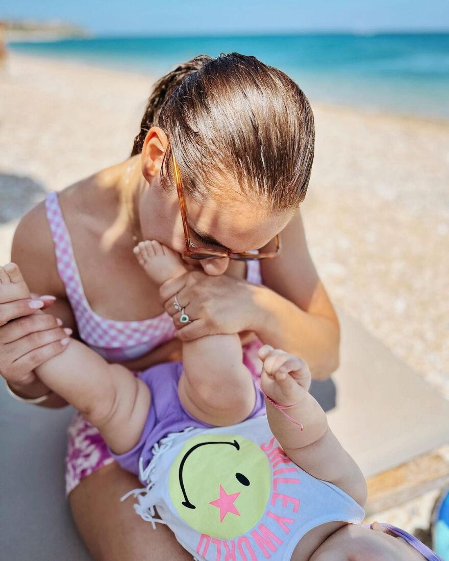 Αντιγόνη Ψυχράμη: Στην παραλία με την 8 μηνών κόρη της