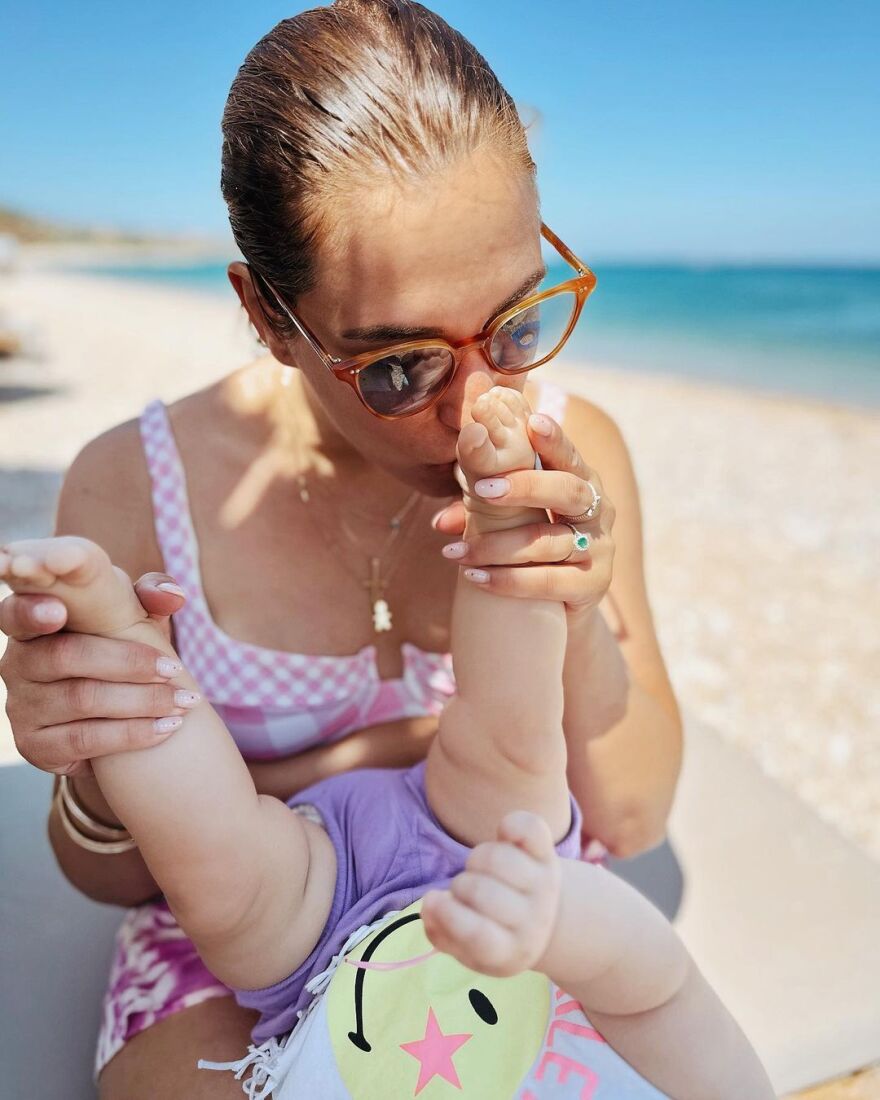 Αντιγόνη Ψυχράμη: Στην παραλία με την 8 μηνών κόρη της