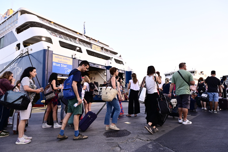 Γεμάτα φεύγουν τα πλοία από τον Πειραιά - Μαζική... έξοδος προς τα νησιά, δείτε βίντεο