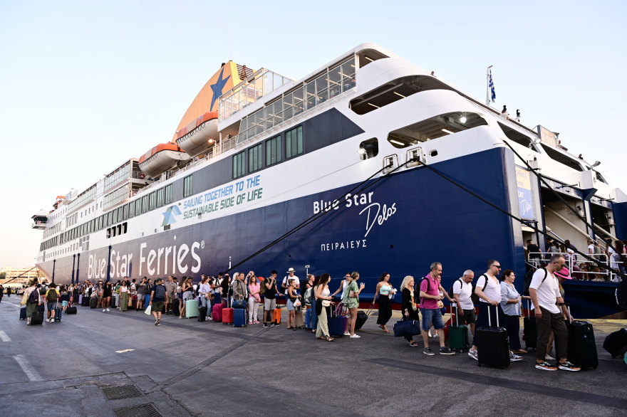 Γεμάτα φεύγουν τα πλοία από τον Πειραιά - Μαζική... έξοδος προς τα νησιά, δείτε βίντεο