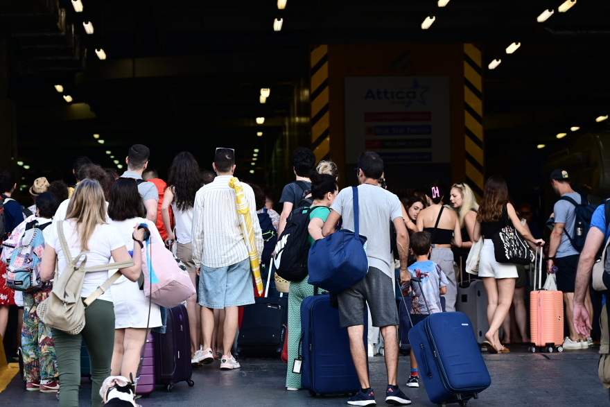 Γεμάτα φεύγουν τα πλοία από τον Πειραιά - Μαζική... έξοδος προς τα νησιά, δείτε βίντεο