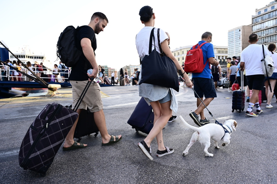 Γεμάτα φεύγουν τα πλοία από τον Πειραιά - Μαζική... έξοδος προς τα νησιά, δείτε βίντεο
