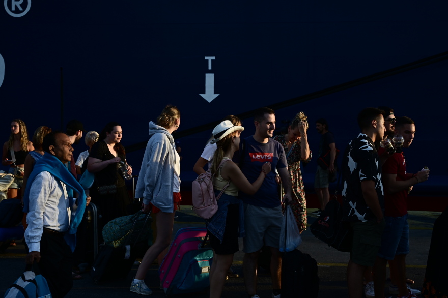 Γεμάτα φεύγουν τα πλοία από τον Πειραιά - Μαζική... έξοδος προς τα νησιά, δείτε βίντεο