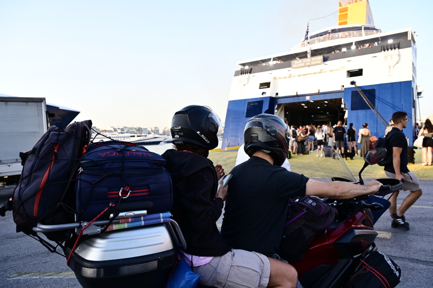 Γεμάτα φεύγουν τα πλοία από τον Πειραιά - Μαζική... έξοδος προς τα νησιά, δείτε βίντεο