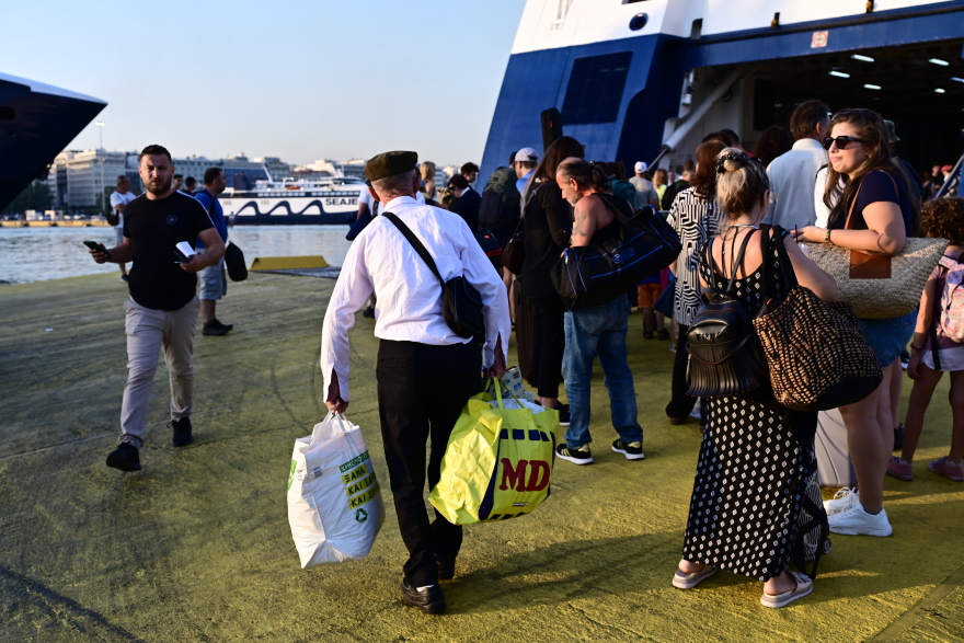 Γεμάτα φεύγουν τα πλοία από τον Πειραιά - Μαζική... έξοδος προς τα νησιά, δείτε βίντεο