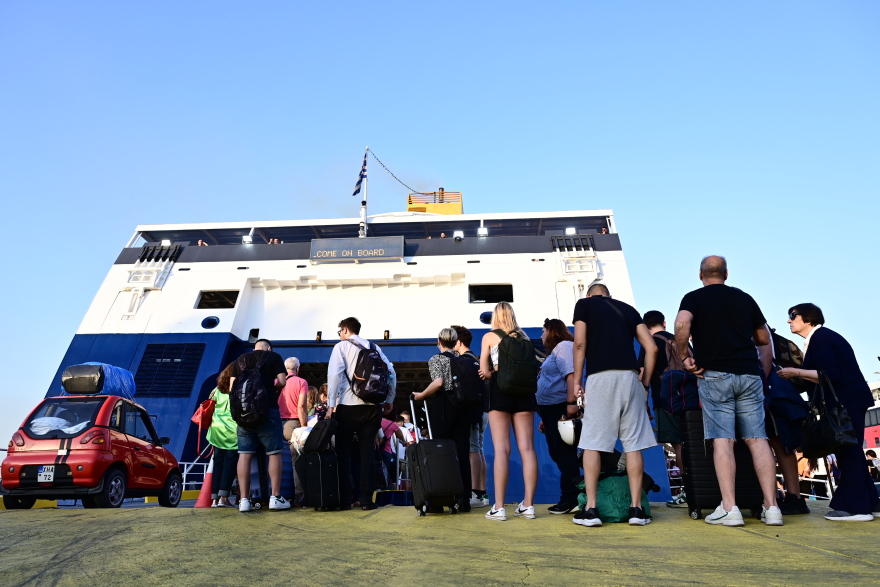 Γεμάτα φεύγουν τα πλοία από τον Πειραιά - Μαζική... έξοδος προς τα νησιά, δείτε βίντεο