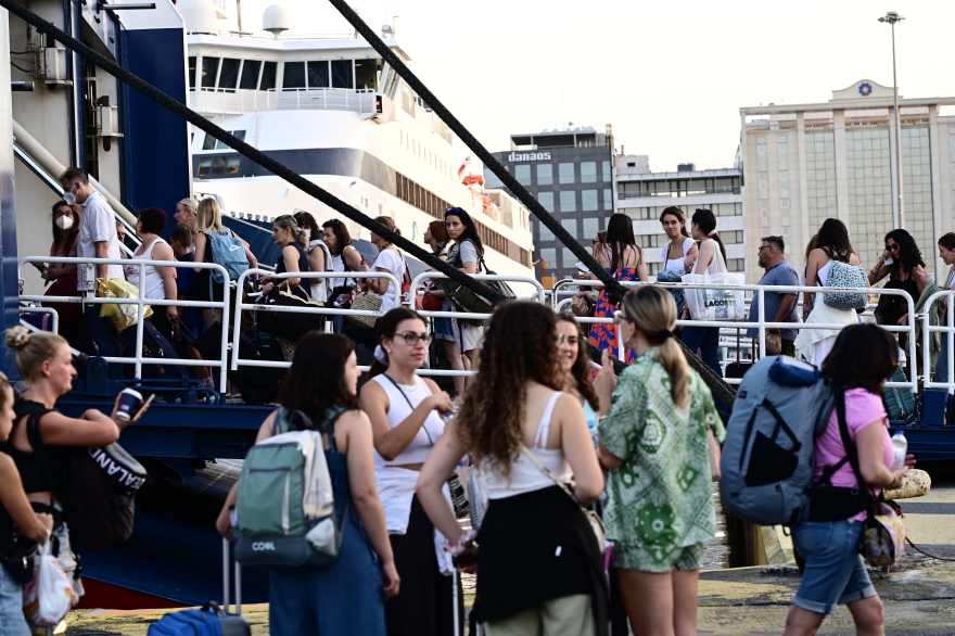 Γεμάτα φεύγουν τα πλοία από τον Πειραιά - Μαζική... έξοδος προς τα νησιά, δείτε βίντεο